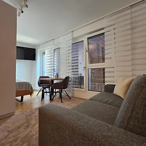 High Class - Design - Favorite Place - Full Equipment - Public Transport Apartment